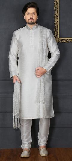 White and Off White color Kurta Pyjamas in Banarasi Silk fabric with Straight Embroidered, Thread work : 1500457