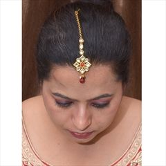 1559952: Red and Maroon color Mang Tikka in Brass studded with Kundan & Gold Rodium Polish