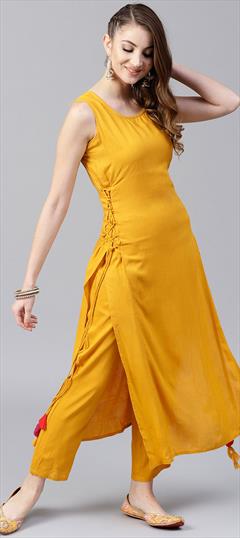 Casual Yellow color Tunic with Bottom in Rayon fabric with Thread work : 1598613