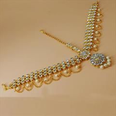 White and Off White color Mang Tikka in Metal Alloy studded with CZ Diamond, Pearl & Gold Rodium Polish : 1679681