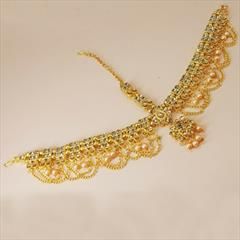 Beige and Brown color Mang Tikka in Metal Alloy studded with CZ Diamond, Pearl & Gold Rodium Polish : 1679684