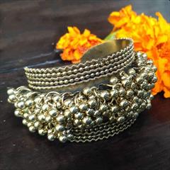 Gold color Bracelet in Metal Alloy studded with Beads & Gold Rodium Polish : 1683094