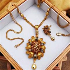 Gold color Pendant in Metal Alloy studded with Artificial & Gold Rodium Polish : 1728918