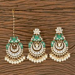 Green color Mang Tikka in Brass studded with Beads, Kundan, Pearl & Gold Rodium Polish : 1744149