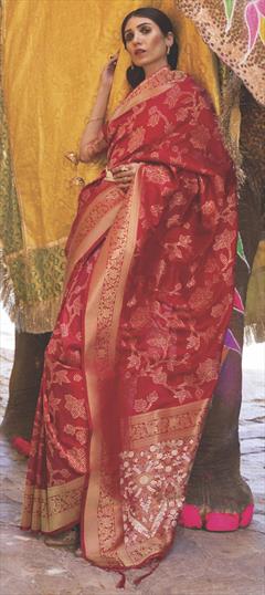 Traditional Red and Maroon color Saree in Handloom fabric with Bengali Sequence, Weaving work : 1793542