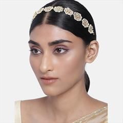 Beige and Brown color Mang Tikka in Metal Alloy studded with Kundan, Pearl & Gold Rodium Polish : 1801053