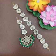 Green color Mang Tikka in Metal Alloy studded with CZ Diamond, Pearl & Gold Rodium Polish : 1812672