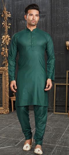 Green color Kurta Pyjamas in Cotton fabric with Thread work : 1844293