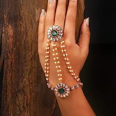 Green color Haath Paan in Metal Alloy studded with CZ Diamond, Pearl & Gold Rodium Polish : 1890073