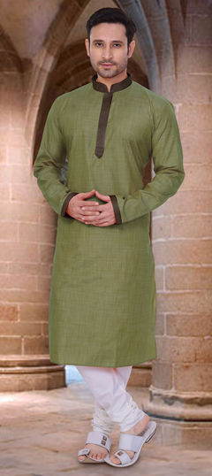 Green color Kurta Pyjamas in Cotton fabric with Thread work