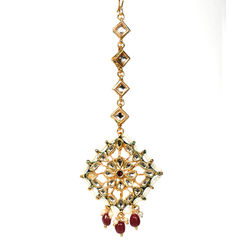 Multicolor color Mang Tikka in Metal Alloy studded with Kundan, Pearl & Gold Rodium Polish : 1728064