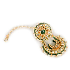 Gold, Green color Mang Tikka in Metal Alloy studded with Kundan & Gold Rodium Polish : 1728067