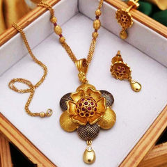 Gold color Pendant in Metal Alloy studded with Artificial & Gold Rodium Polish : 1728915