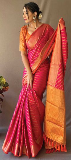 Pink and Majenta color Saree in Patola Silk, Silk fabric with Lehariya, Printed, Weaving work