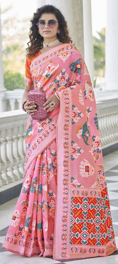 Pink and Majenta color Saree in Patola Silk, Silk fabric with Printed, Weaving work