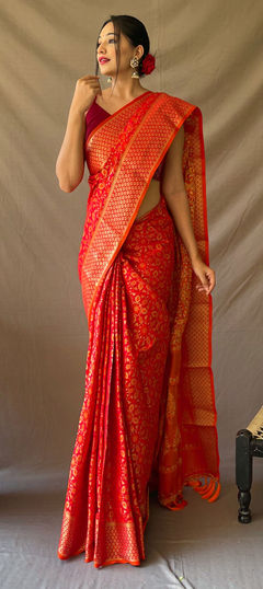 Red and Maroon color Saree in Patola Silk, Silk fabric with Printed, Weaving work