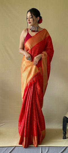 Red and Maroon color Saree in Patola Silk, Silk fabric with Printed, Weaving work