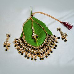 Black and Grey color Necklace in Metal Alloy studded with Austrian diamond, Kundan & Gold Rodium Polish : 1815204