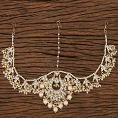 White and Off White color Mang Tikka in Brass studded with Kundan, Pearl & Gold Rodium Polish : 1816706