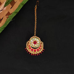 Red and Maroon color Mang Tikka in Metal Alloy studded with CZ Diamond, Pearl & Gold Rodium Polish : 1835444