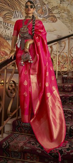 Pink and Majenta color Saree in Handloom fabric with Weaving work