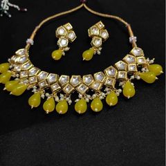 Yellow color Necklace in Metal Alloy studded with Beads, Kundan & Gold Rodium Polish : 1839170