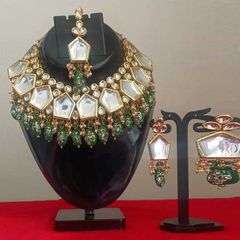 Green color Necklace in Metal Alloy studded with Beads, Kundan & Gold Rodium Polish : 1839173