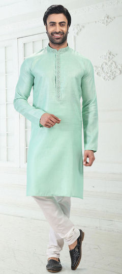 Green color Kurta Pyjamas in Cotton fabric with Resham, Thread work