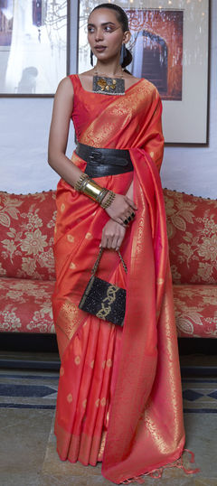 Red and Maroon color Saree in Handloom fabric with Weaving work