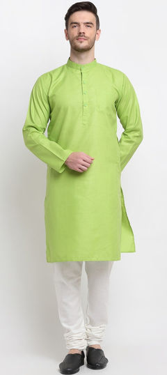 Green color Kurta Pyjamas in Blended Cotton fabric with Thread work