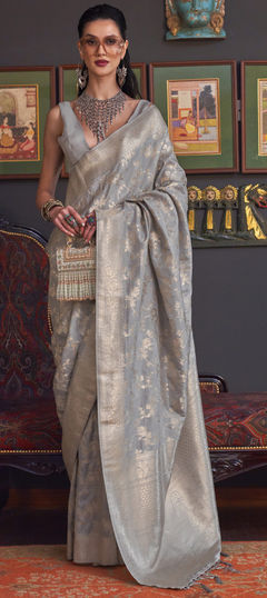 Black and Grey color Saree in Handloom fabric with Weaving work