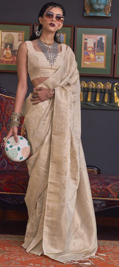 Beige and Brown color Saree in Handloom fabric with Weaving work