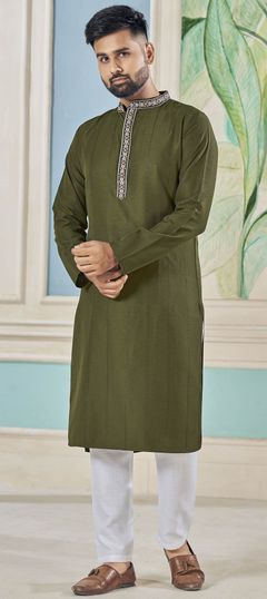 Green color Kurta Pyjamas in Viscose fabric with Embroidered, Thread work