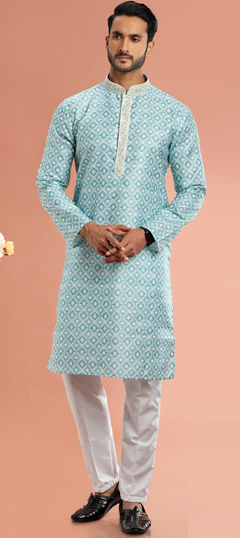 Green color Kurta Pyjamas in Cotton fabric with Digital Print, Thread work