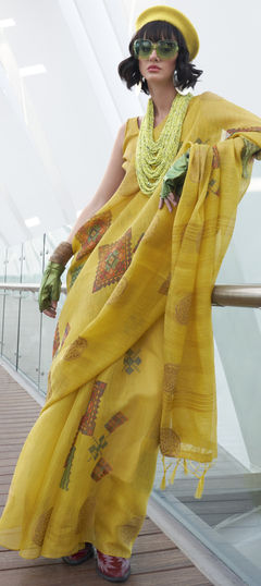 Yellow color Saree in Handloom fabric with Printed work