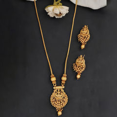 Gold color Pendant in Metal Alloy studded with Beads & Gold Rodium Polish : 1940031