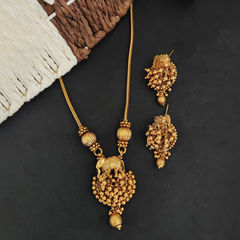 Gold color Pendant in Metal Alloy studded with Beads & Gold Rodium Polish : 1940039