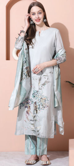 Green color Salwar Kameez in Cotton fabric with Digital Print, Floral work