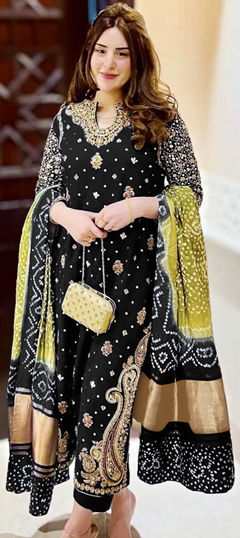 Festive, Reception Black and Grey color Salwar Kameez in Faux Georgette fabric with Pakistani, Straight Embroidered, Sequence, Thread work : 1955941