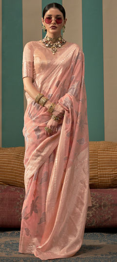 Pink and Majenta color Saree in Handloom fabric with Weaving work