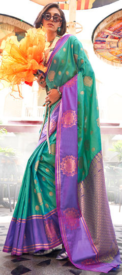 Green color Saree in Handloom fabric with Weaving work