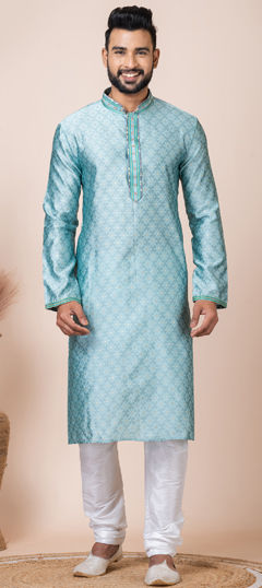 Green color Kurta Pyjamas in Jacquard fabric with Thread work