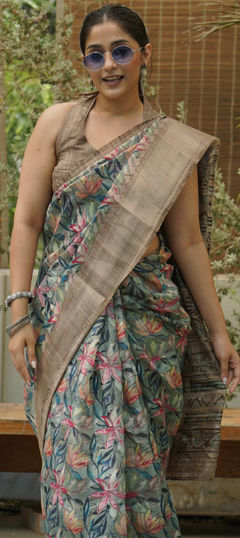 Green color Saree in Blended Cotton fabric with Border, Floral, Weaving work