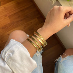 Gold Rodium Polish Gold color Bracelet in Metal Alloy studded with Artificial