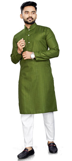 Green color Kurta Pyjamas in Cotton fabric with Thread work