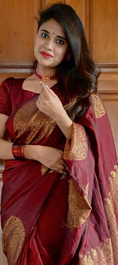 Red and Maroon color Saree in Jacquard fabric with Weaving work