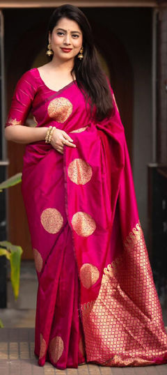 Pink and Majenta color Saree in Jacquard fabric with Weaving work