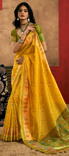 Yellow color Saree in Handloom fabric with Weaving work