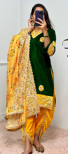 Green color Salwar Kameez in Velvet fabric with Embroidered, Thread work