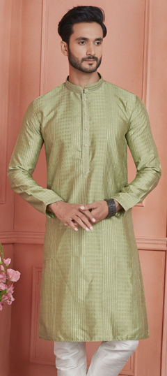 Green color Kurta in Jacquard fabric with Thread work